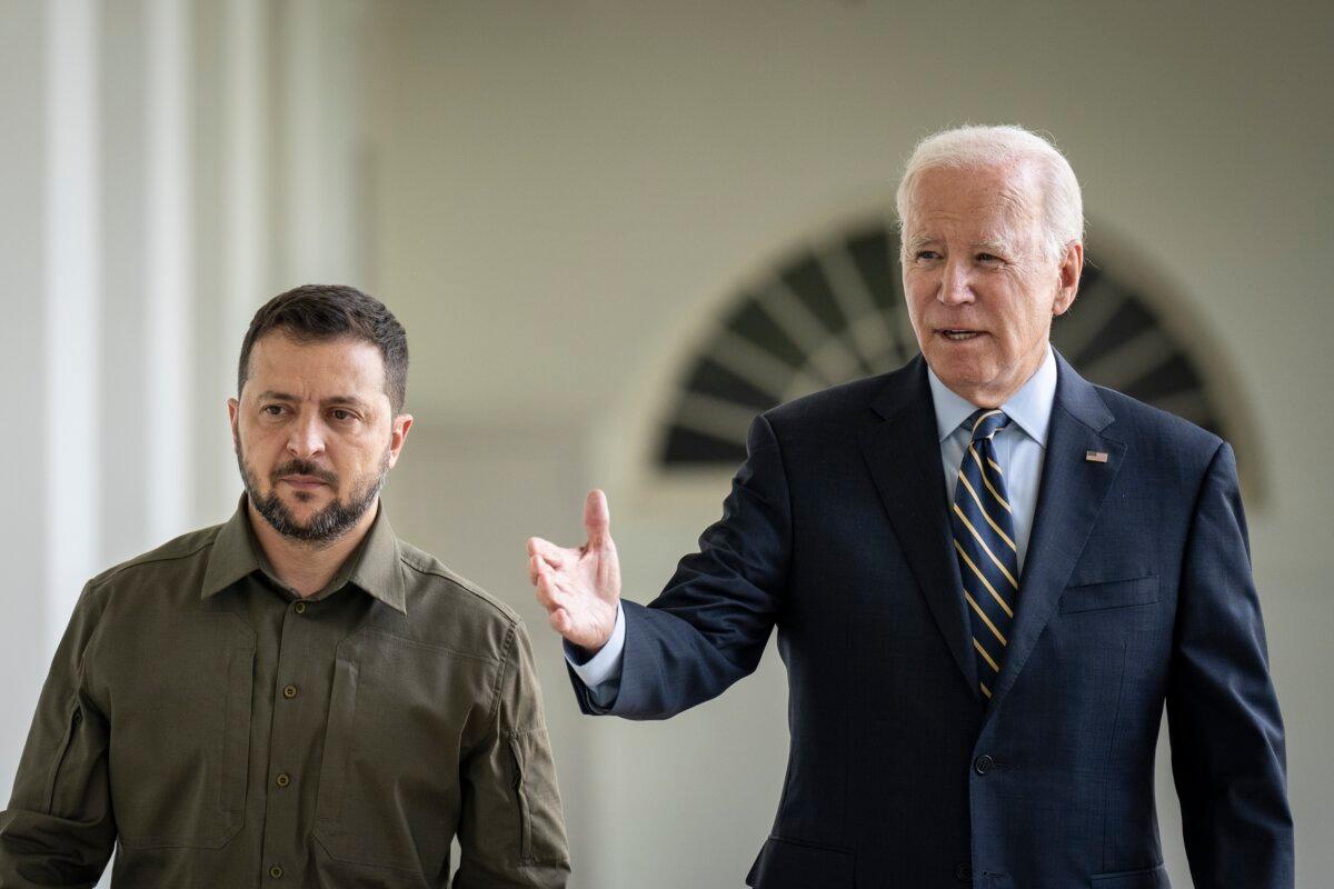 President of Ukraine Volodymyr Zelenskyy and U.S. President Joe Biden walk to the Oval Office on Sept. 21, 2023. (Drew Angerer/Getty Images)