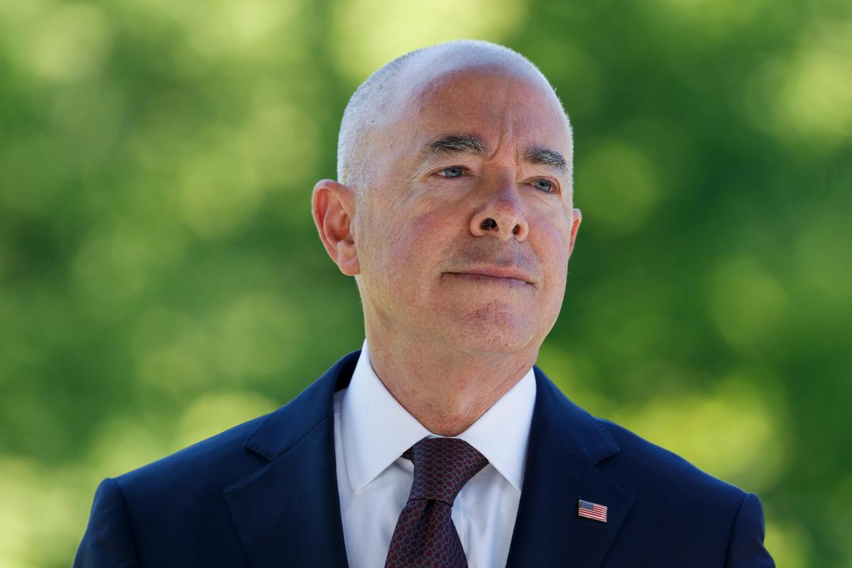 Mayorkas Claims Biden Admin’s Border Policies Remain the Same: Wall ‘Not the Answer’