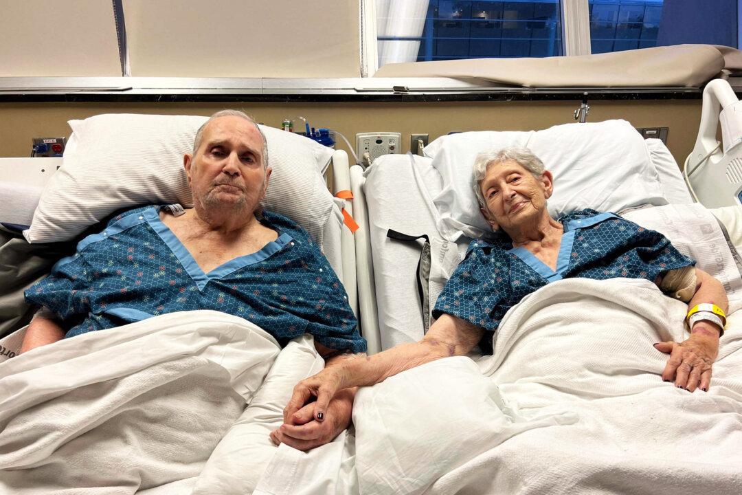 ‘She Won’t Let Go': Elderly Couple Hold Hands for the Last Time While Being Hospitalized Together