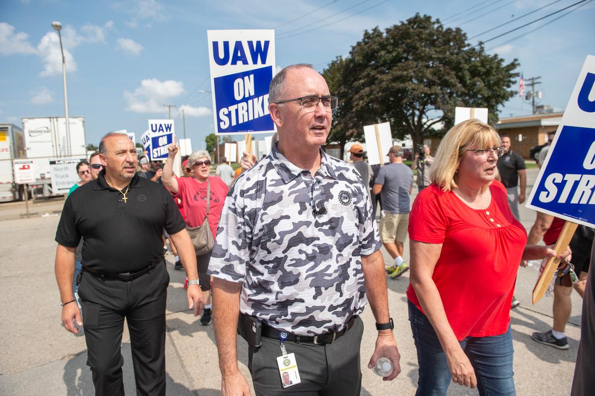 Auto Union President Snubs Trump’s Plan to Rally With Striking UAW Members During 2nd GOP Debate