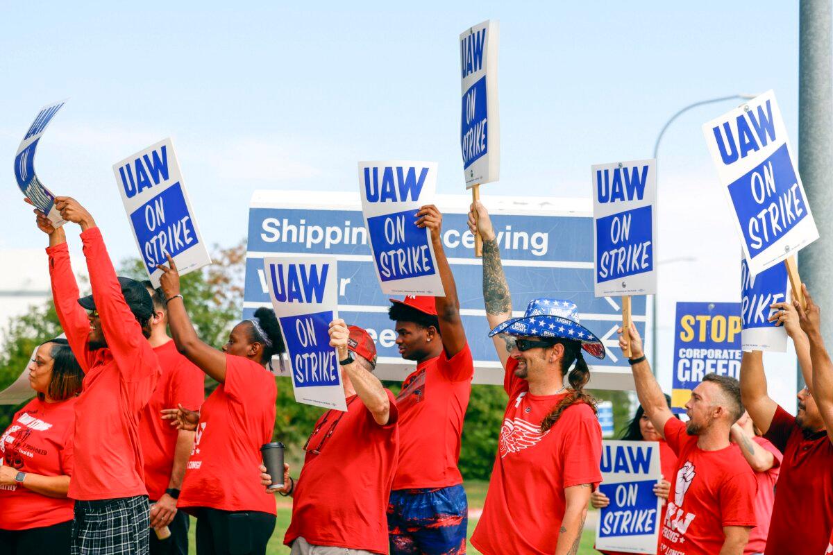  UAW members cheer as employees walk out from the Fort Worth Parts Distribution Center, in Roanoke, Texas, on Sept. 22, 2023. (Shafkat Anowar/The Dallas Morning News via AP)