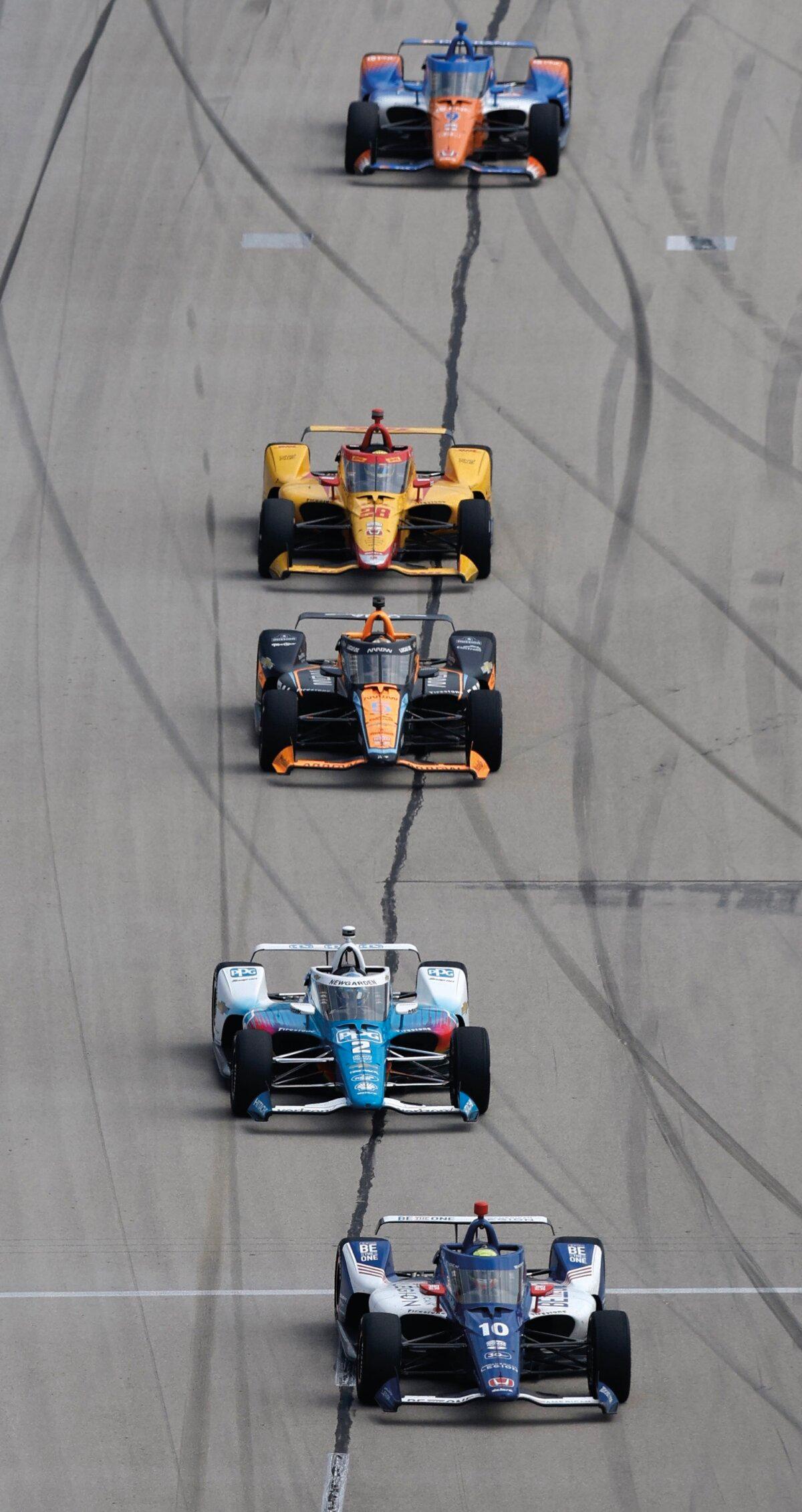 Mr. Newgarden (#2 Team Penske Chevrolet) and other drivers in a tight race during the NTT IndyCar Series at the Texas Motor Speedway in Fort Worth, April 2023. (Sean Gardner/Stringer/Getty Images Sport)