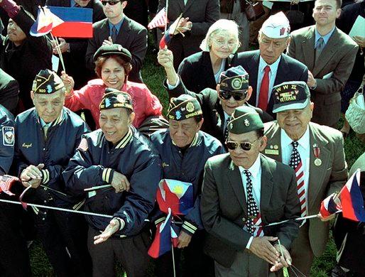 Filipino American World War II veterans at the White House in 2003. (Public Domain)