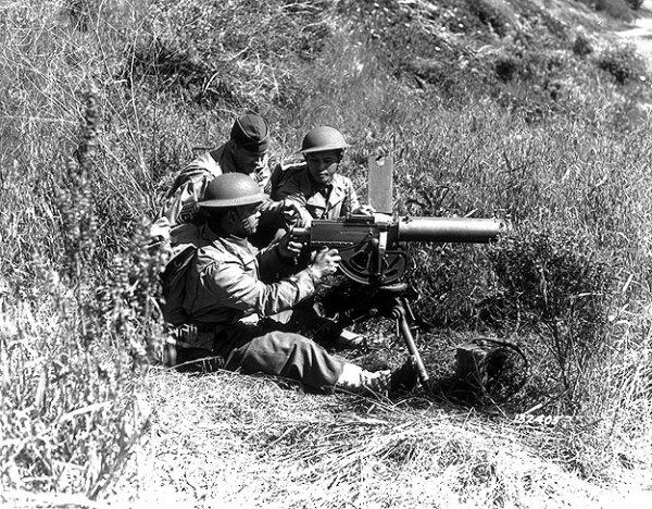 Soldiers of the 1st Filipino Infantry Regiment training on a machine gun in 1943. (Public Domain)