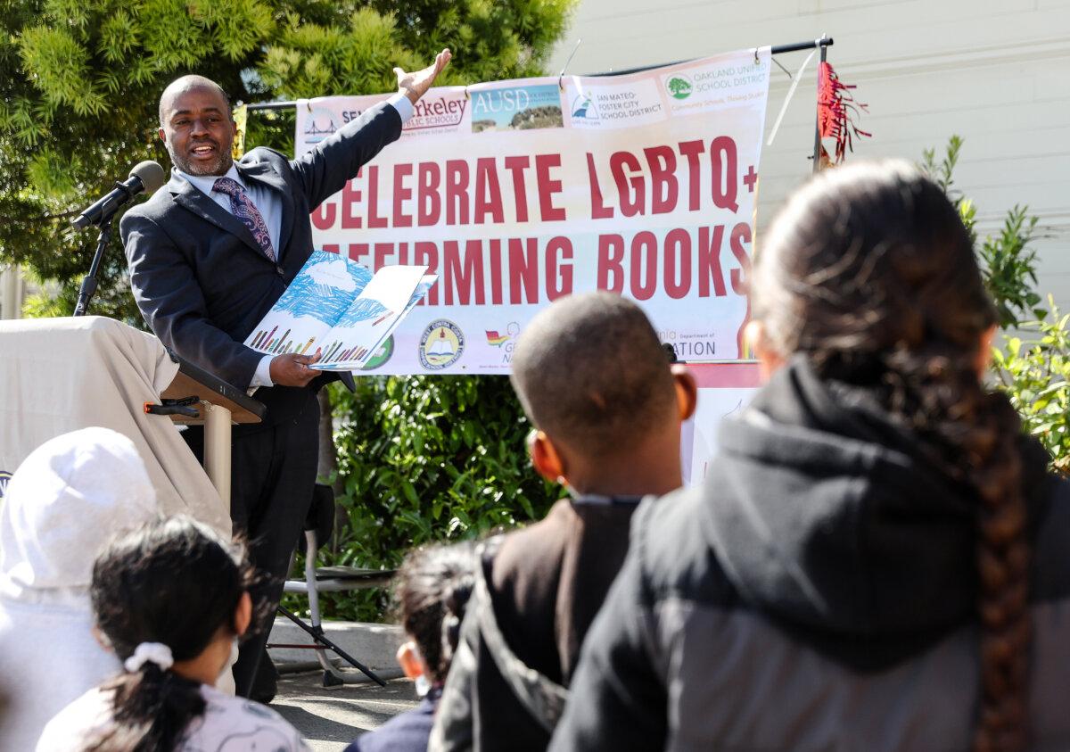 California State Superintendent of Schools Tony Thurmond reads from the book "Red: A Crayon's Story" to second grade students at Nystrom Elementary School in Richmond, Calif., on May 17, 2022. (Justin Sullivan/Getty Images)