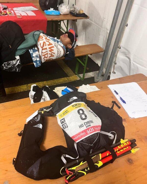 Wong Ho-chung’s cross-country running gears and a shot of his brief resting interval. (Courtesy of Asia Pacific Adventure)