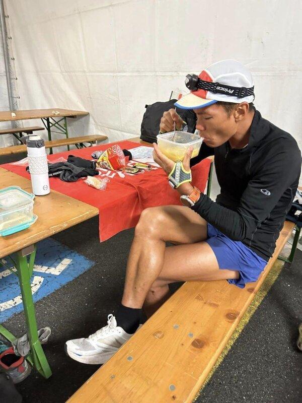Wong Ho-chung takes a rest and some refreshments at a checkpoint. (Courtesy of Asia Pacific Adventure)