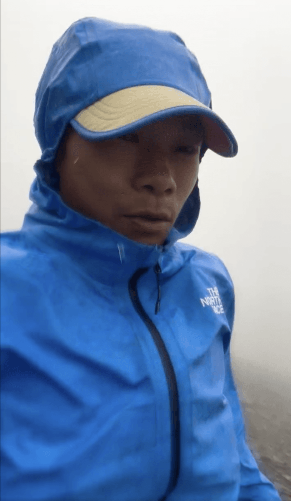Wong Ho-chung suddenly encountered a rainstorm during the last 10 km of the journey. (Screenshot of Wong Ho-chung’s Facebook video)