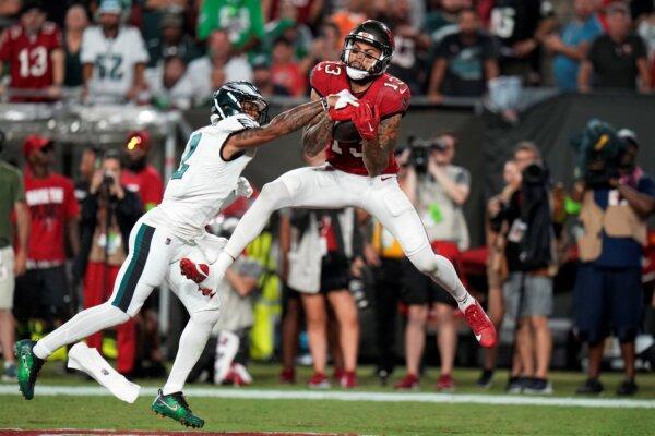 Tampa Bay Buccaneers' Mike Evans (13) catches a touchdown against Philadelphia Eagles' Darius Slay (2) during the second half of an NFL football game in Tampa, Fla., on Sept. 25, 2023. (Chris O'Meara/AP Photo)