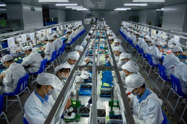 Workers make pods for e-cigarettes on the production line at Kanger Tech, one of China's leading manufacturers of vaping products, in Shenzhen, China, on Sept. 24, 2019. (Kevin Frayer/Getty Images)