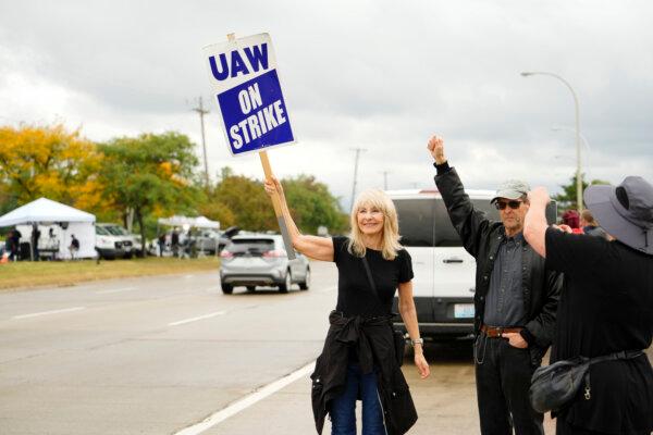  People march to support the United Automobile Workers (UAW) strike in Wayne, Mich., on Sept. 26, 2023. (Madalina Vasiliu/The Epoch Times)