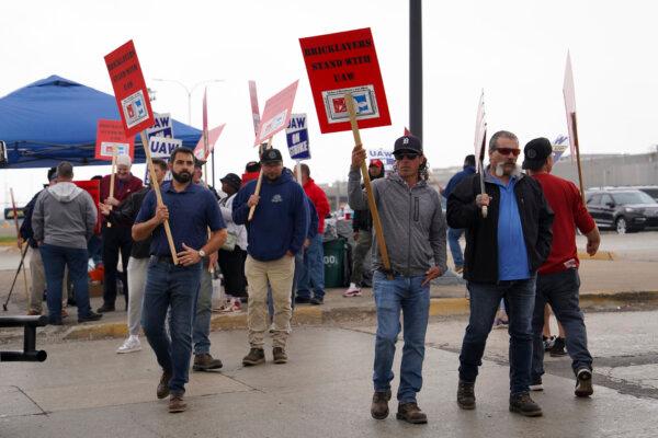  People march to support the United Automobile Workers (UAW) strike in Wayne, Mich., on Sept. 26, 2023. (Madalina Vasiliu/The Epoch Times)
