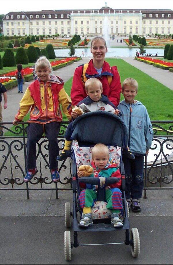 Hannelore Romeike (C) stands with four of her children—(L–R) Lydia, Josua, Daniel, and Christian (front)—at the Ludwigsburg Palace in Ludwigsburg, Germany, in 2004. (Courtesy of Hannelore Romeike)