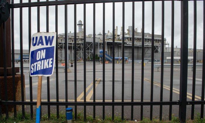 Car Plows Into 5 UAW Strikers Outside General Motors Plant in Michigan