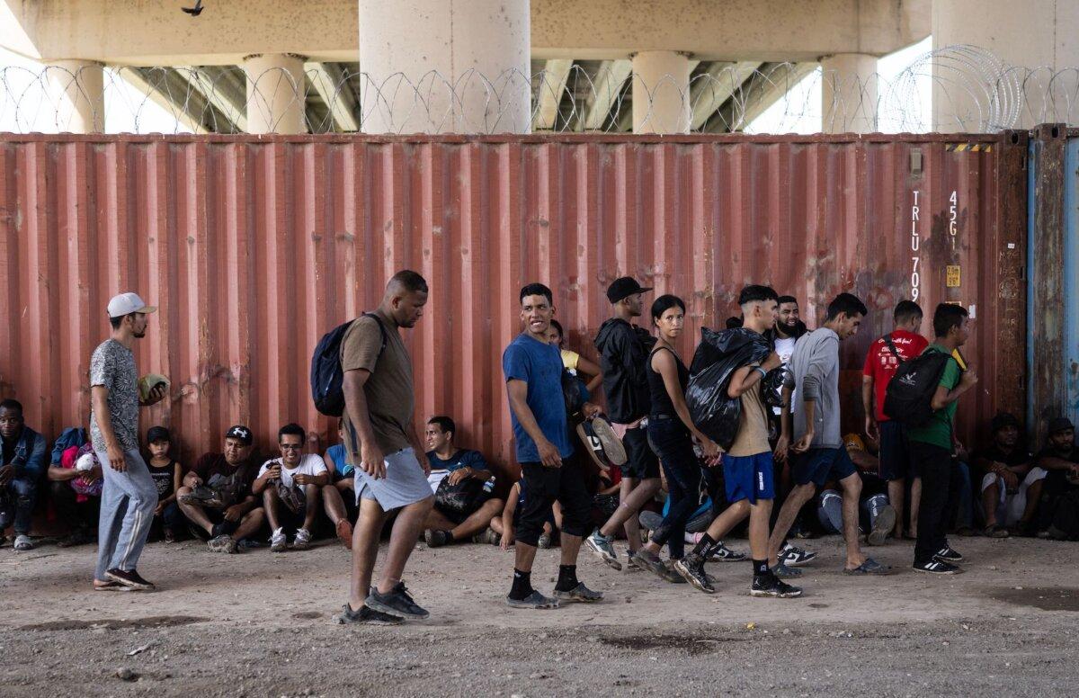  Illegal immigrants wait to be processed by the U.S. Border Patrol at a processing center under a bridge in Eagle Pass, Texas, on Sept. 25, 2023. (Andrew Caballero-Reynolds/AFP via Getty Images)