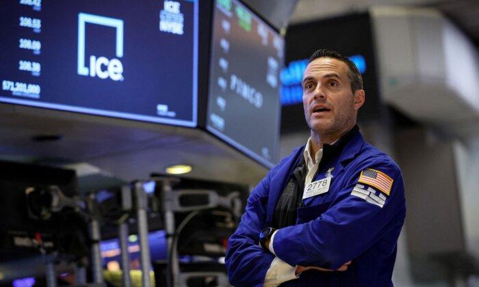 Wall Street Gains at Open After Previous Session's Mauling