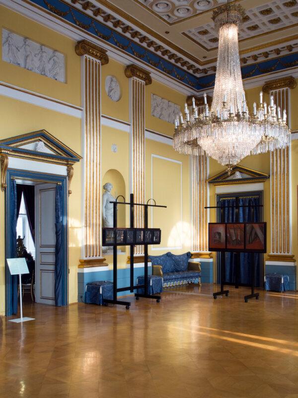 One of the largest and most beautiful rooms of the palace is the Gala Hall, a masterpiece of the neoclassical style (a revival of classical Greek and Roman architecture). The walls and carved coffered ceiling are painted in yellow and blue. Along the walls, painted gold columns frame two statues of the Muses in Greek mythology by Danish sculptor Bertel Thorvaldsen. The statues are topped by dance friezes, highlighting the festive purpose of this room. (Lenush/Shutterstock)