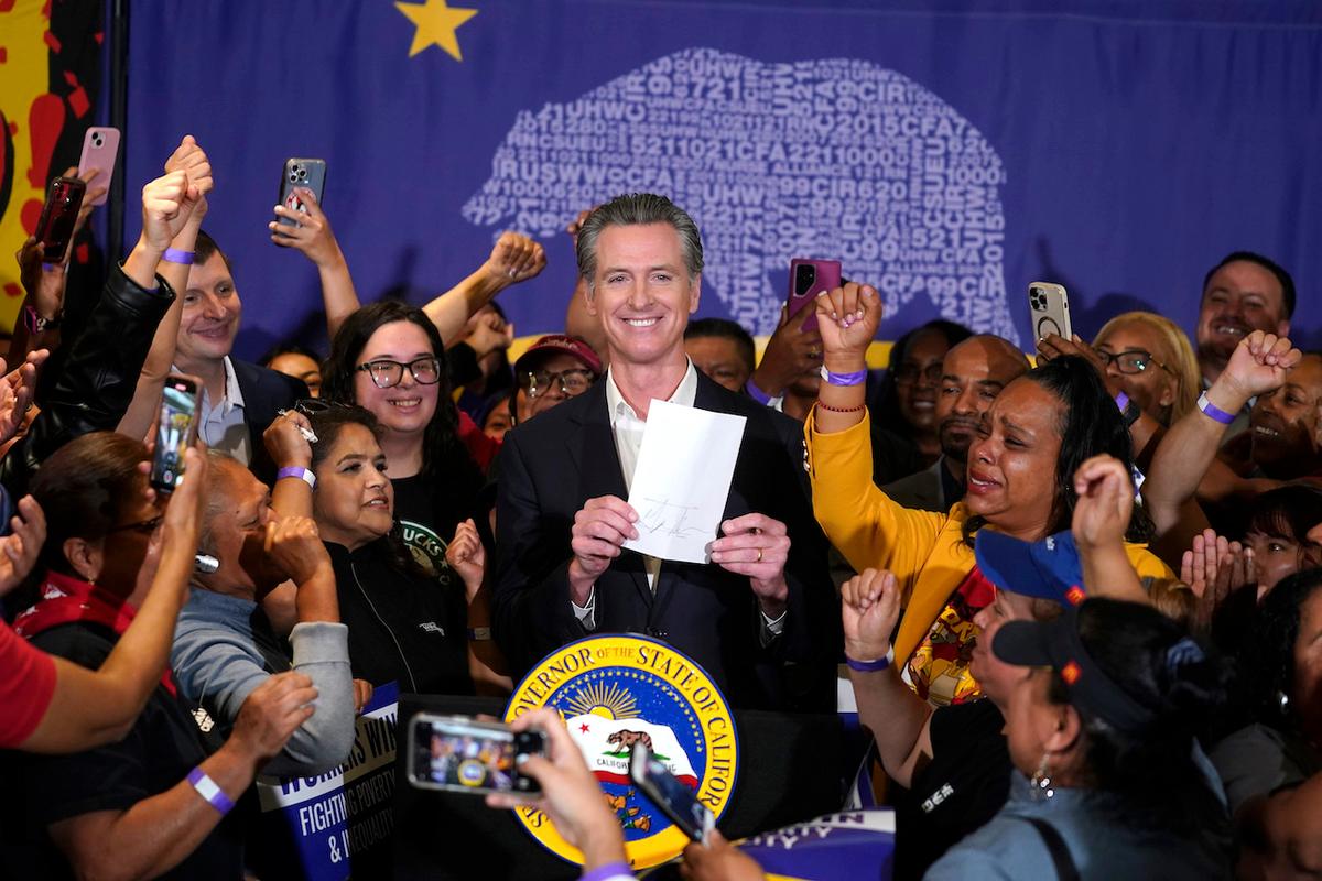 California Raises Minimum Wage for Fast-Food Workers