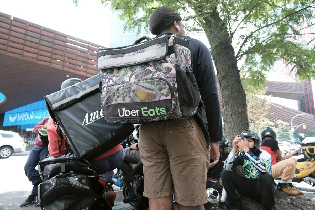 App-based delivery workers wait outside of a restaurant that uses app deliveries in New York City on July 7, 2023. (Spencer Platt/Getty Images)