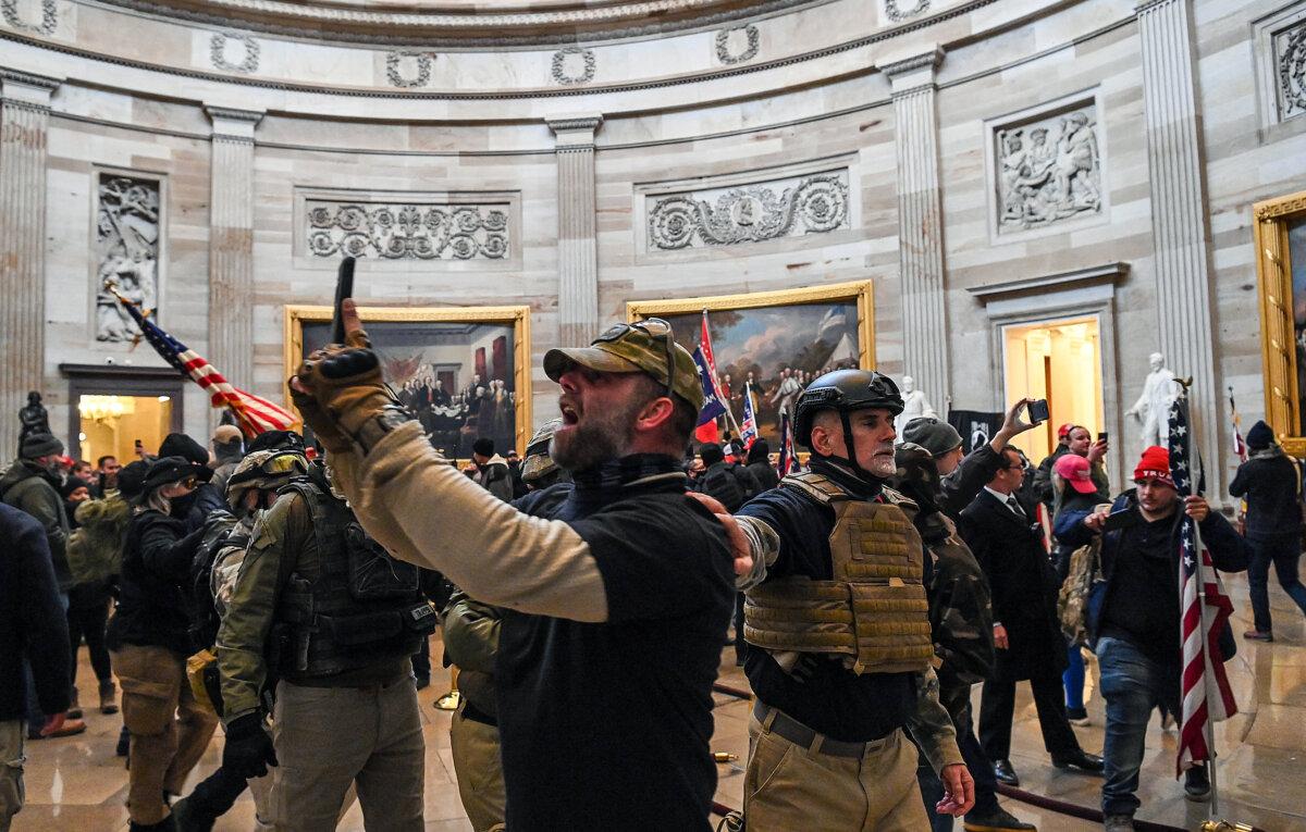 Oath Keepers members Kenneth Harrelson (left) and Graydon Young (right) in the Capitol Rotunda in Washington D.C. on Jan. 6, 2021. (Saul Loeb/AFP via Getty Images)