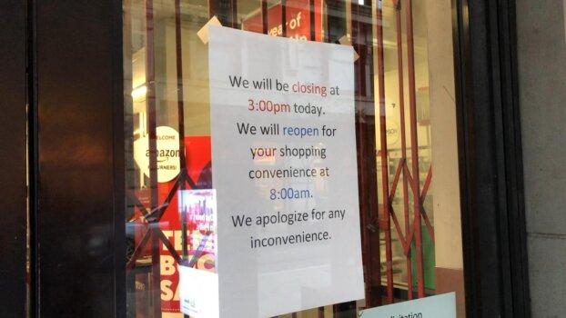 A Philadelphia business affected by the looting informs its customers of their amended operating hours on Sept. 27, 2023. (William Huang/The Epoch Times)