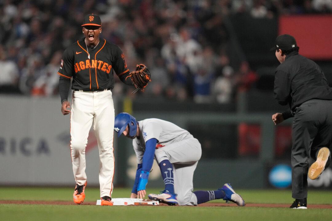 Kershaw Loses for First Time Since May 21 as Giants Edge Dodgers 2–1