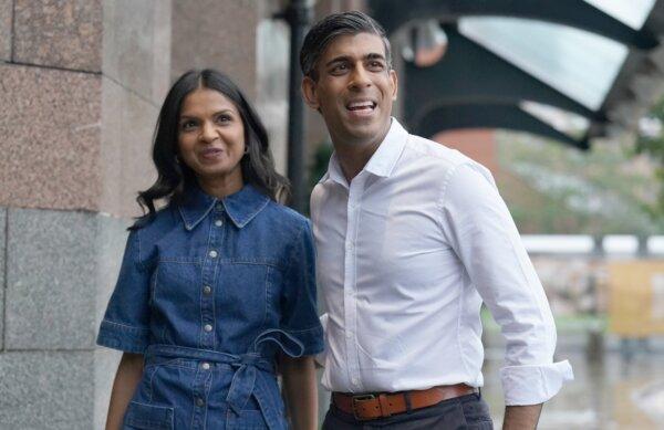 Prime Minister Rishi Sunak and wife Akshata Murty arriving in Manchester on the eve of the Conservative Party Conference, in Manchester, England, on Sept.30, 2023. (Stefan Rousseau/PA)