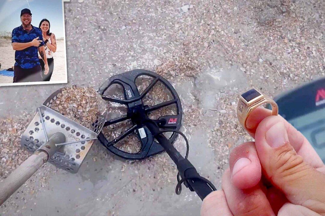 Metal Detectorist Finds Man’s Lost Wedding Ring on Beach After Constantly Searching Over a Month