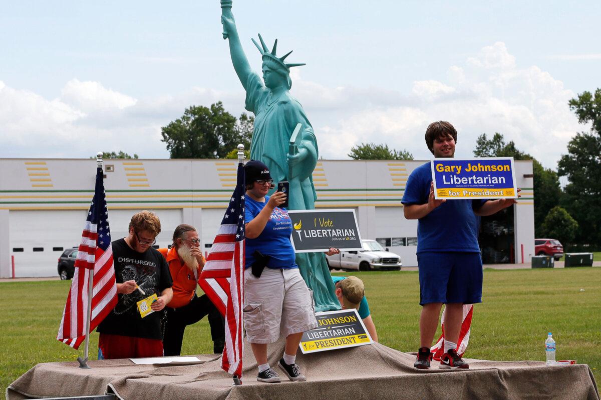 Supporters of then-Libertarian third-party candidate Gary Johnson gather in Diamondale, Mich., on Aug. 19, 2016. The Libertarian Party is working with other groups to build a third-party base for the 2024 presidential election. (Jeff Kowalsky/AFP via Getty Images)