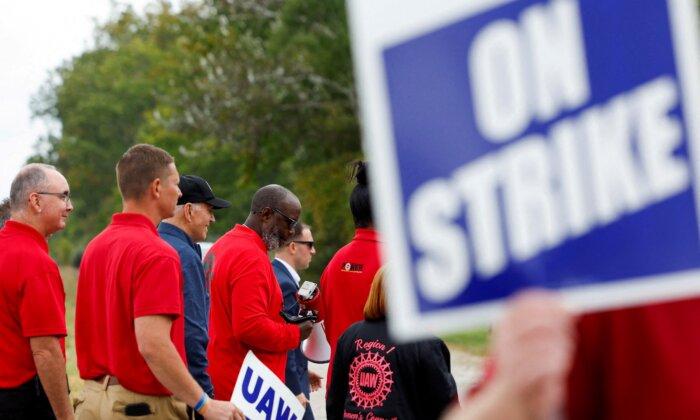 UAW Workers and Mack Trucks Reach Deal to Avoid Strike