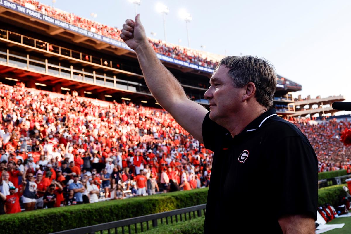AP Top 25: Georgia’s Hold on No. 1 Loosens, but Top Seven Unchanged. Kentucky, Louisville Enter Poll