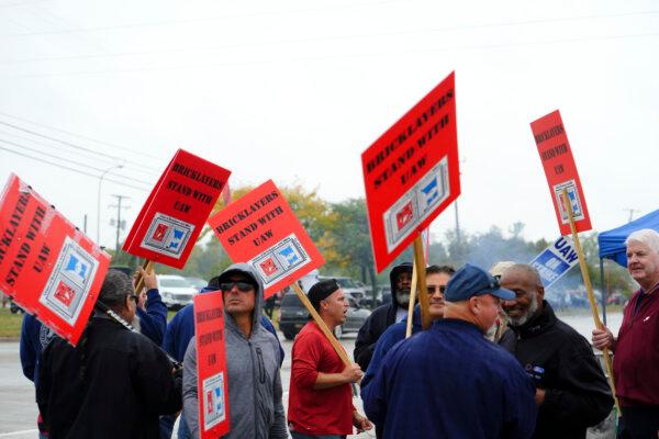 United Auto Workers (UAW) members strike outside of Ford's Assembly Plant in Wayne, Mich., on Sept. 26, 2023. (Madalina Vasiliu/The Epoch Times)