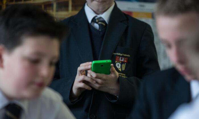 Government Offer Guidance on How to Ban Phones in Schools in England