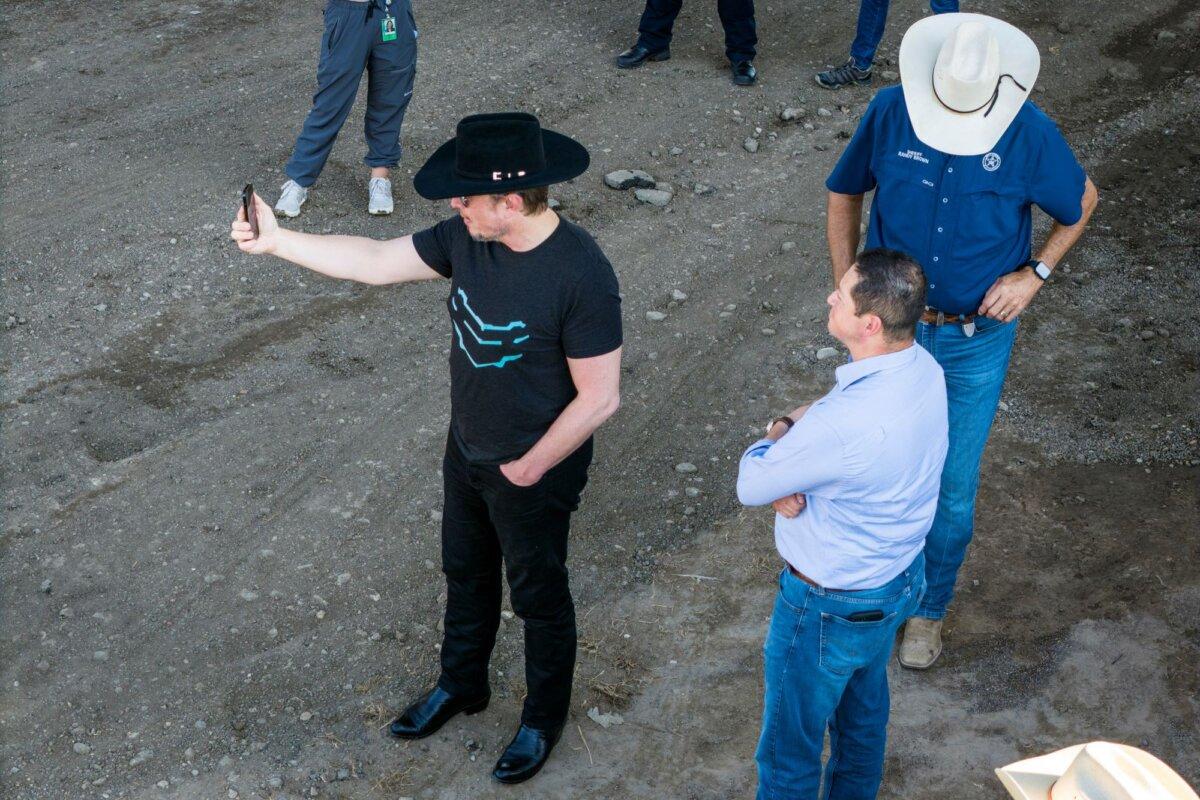 An aerial view of tech entrepreneur Elon Musk (L) livestreaming while visiting the Texas-Mexico border in Eagle Pass, Texas, on Sept. 28, 2023. (John Moore/Getty Images)