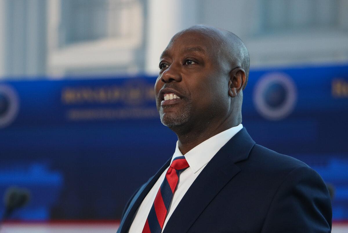 Presidential candidate Sen. Tim Scott enters the debate area in the Ronald Reagan Presidential Library in Simi Valley, Calif., on Sept. 27, 2023. (John Fredricks/The Epoch Times)