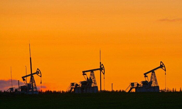 Oil Edges Lower on Strong US Dollar, Mixed Supply Cues