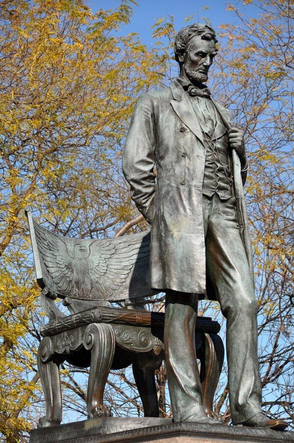 “Abraham Lincoln: The Man,” 1887, by Augustus Saint-Gaudens. Lincoln Park, Chicago. (AndrewHorne/CC BY-SA 3.0)