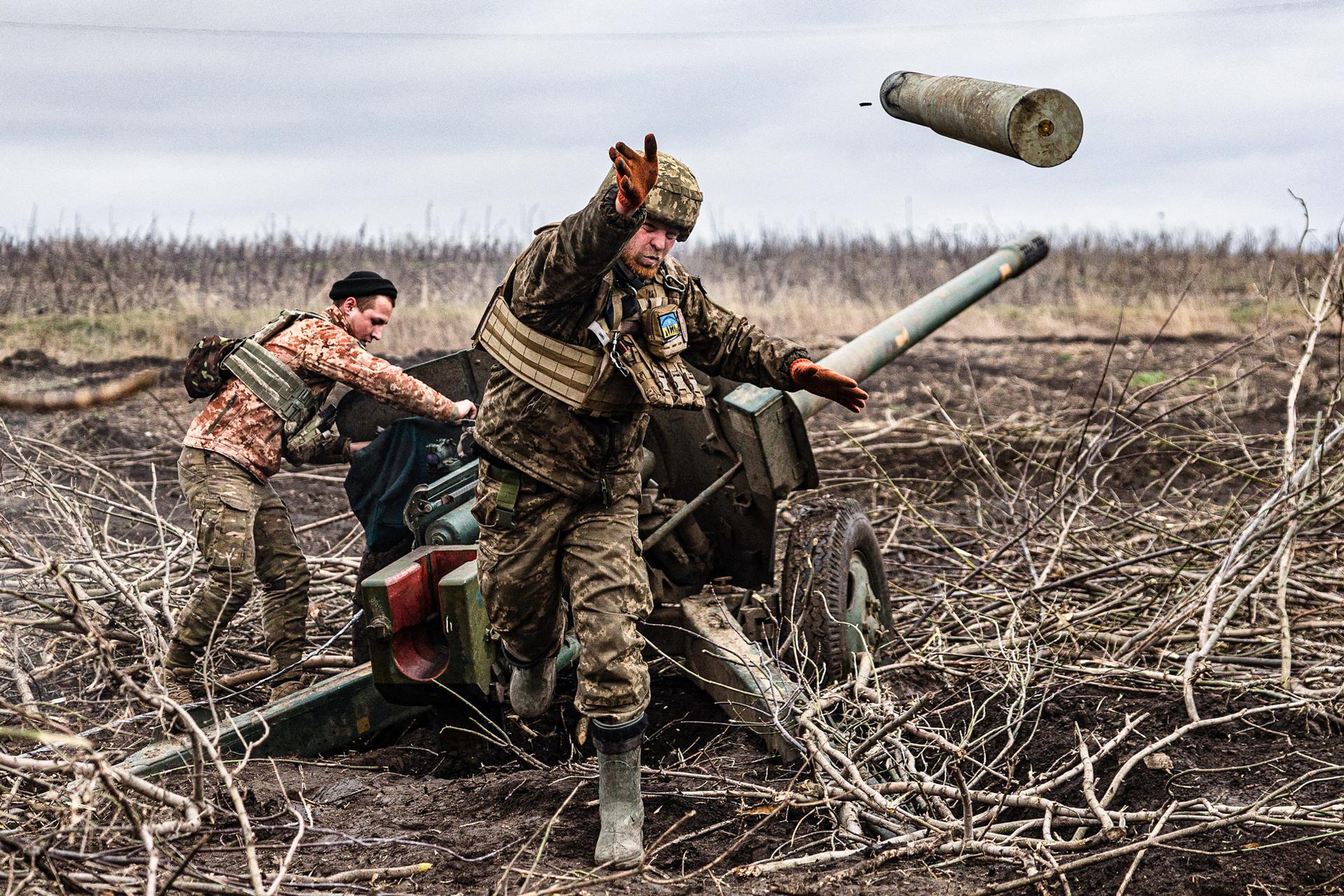 Un soldat ukrainien lance un obus vide alors que son unité d'artillerie tire en direction des positions russes à la périphérie de Bakhmut, en Ukraine, le 30 décembre 2022. (Sameer Al-doumy/AFP via Getty Images)