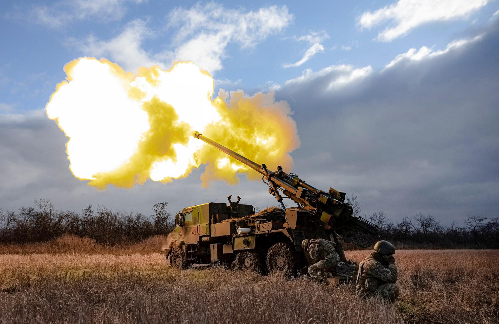 Une unité d'artillerie tire en direction des positions russes dans l'est de l'Ukraine le 28 décembre 2022. (Sameer Al-doumy/AFP via Getty Images)
