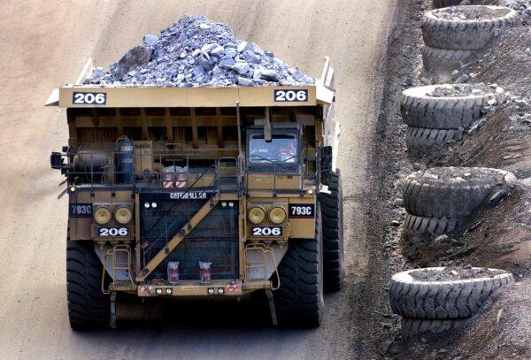 A dump truck begins it's long trek in Kalgoorlie, Australia, on June 6, 2001. (Greg Wood/AFP via Getty Images)