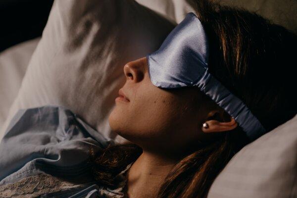 <span class="caption">Try just watching your thoughts, without judgement, as you lie in bed. </span>(Polina Kovaleva/Pexels)