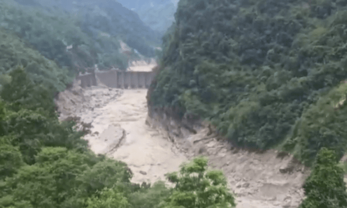 Himalayan Lake Flooding Kills 14, More Than 100 Missing in India