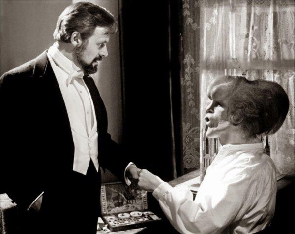 Frederick Treves (Anthony Hopkins, L), and John Merrick (John Hurt), in “The Elephant Man.” (Paramount Pictures)