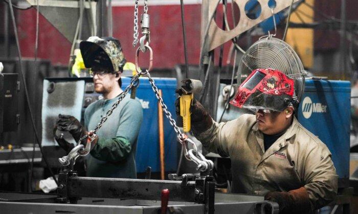 US Economy Grew Faster in 3rd Quarter Than Expected; Cooling Signals Warrant Caution
