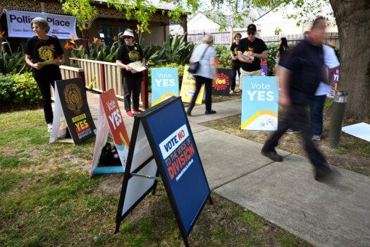 Vote Yes and Vote No signage at an early voting centre for the Indigenous voice to parliament referendum in Melbourne, Oct. 2, 2023. (AAP Image/Joel Carrett)