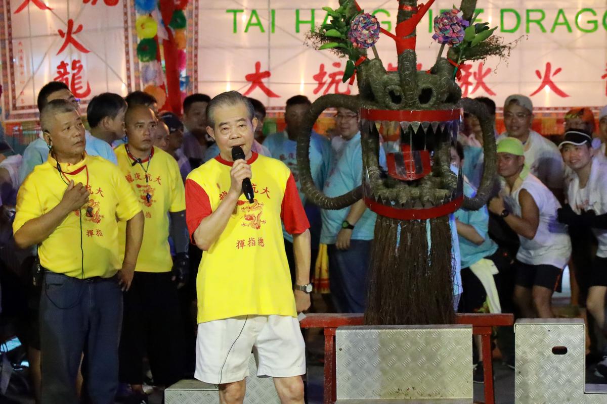 Chan Tak Fai, conducts the Mid-Autumn Festival Fire Dragon Dance event, in 2019. (Chen Zhongming/The Epoch Times)