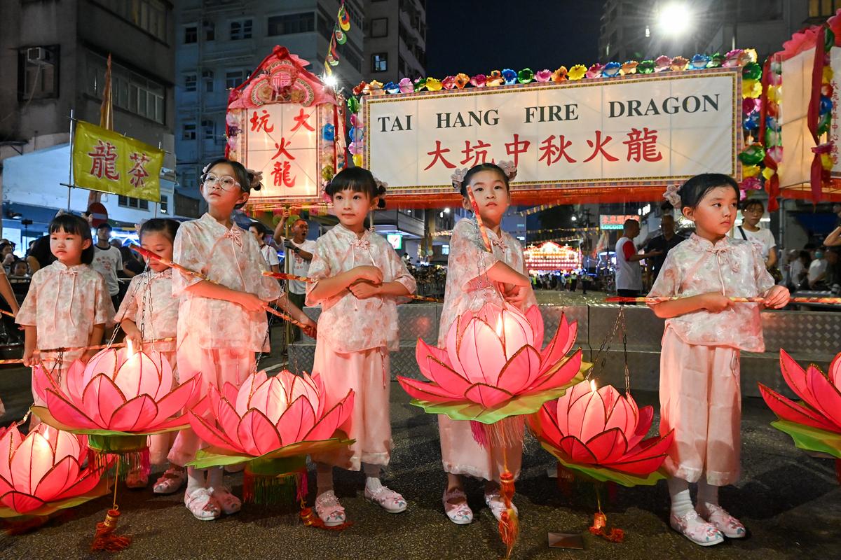 This year’s Tai Hang Fire Dragon Dance and children’s Lotus Lantern Team. (Song Bilong/The Epoch Times)