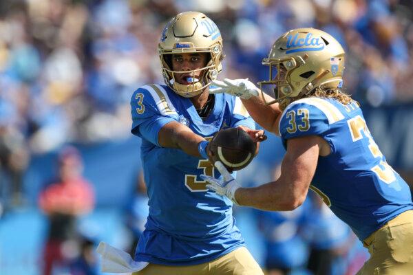 Dante Moore (3) hands off to Carson Steele (33) of the UCLA Bruins in the first quarter against the Washington State Cougars at Rose Bowl Stadium in Pasadena, Calif., on Oct. 7, 2023. (Meg Oliphant/Getty Images)