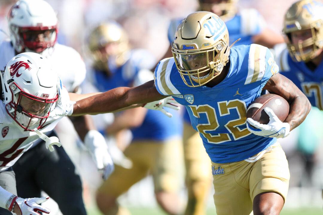 UCLA Rallies in 4th Quarter to Topple No. 13 Wazzu 25–17