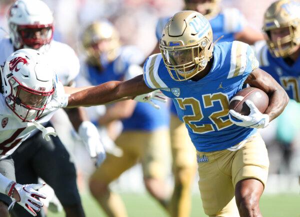 Keegan Jones (22) of the UCLA Bruins runs the ball for a touchdown in the fourth quarter against the Washington State Cougars at Rose Bowl Stadium in Pasadena, Calif., on Oct. 7, 2023. (Meg Oliphant/Getty Images)